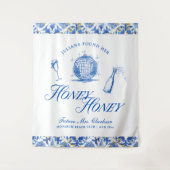 彼女は彼女のハニーハニーブルーギリシャバチェロレッテを見つけた タペストリー (正面)