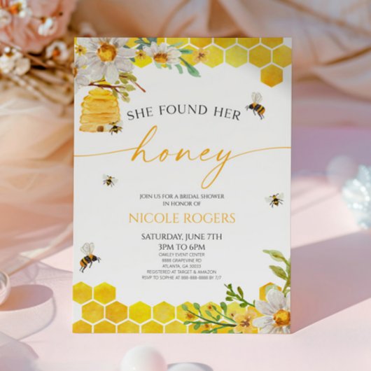 彼女は彼女のハニービーハイブブライダルシャワーを見つけた 招待状