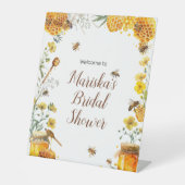 彼女は彼女のハニーブライダルシャワーを見つけた 台座サイン (正面)