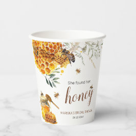 彼女は彼女のハニーブライダルシャワーを見つけた 紙コップ