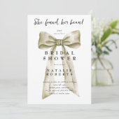 彼女は彼女のボーベージュボウブライダルシャワーを見つけた 招待状 (スタンド正面)