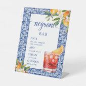 彼女は彼女のメインのスクイズネクロニバーを見つけた 台座サイン (正面)