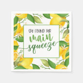 彼女は彼女のメイン絞りブライダルシャワーナプキンを見つけた スタンダードカクテルナプキン (正面)