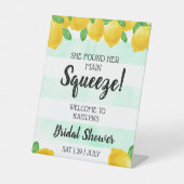 彼女は彼女のメイン絞りレモンブライダルシャワーを見つけた 台座サイン (正面)