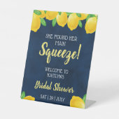 彼女は彼女のメイン絞りレモンブライダルシャワーを見つけた 台座サイン (正面)