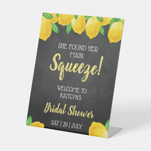 彼女は彼女のメイン絞りレモンブライダルシャワーを見つけた 台座サイン (正面)