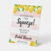 彼女は彼女のメイン絞りレモンブライダルシャワーを見つけた 台座サイン (正面)