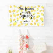 彼女は彼女のメイン絞りレモンブライダルシャワーを見つけた 横断幕 (インサイチュ)