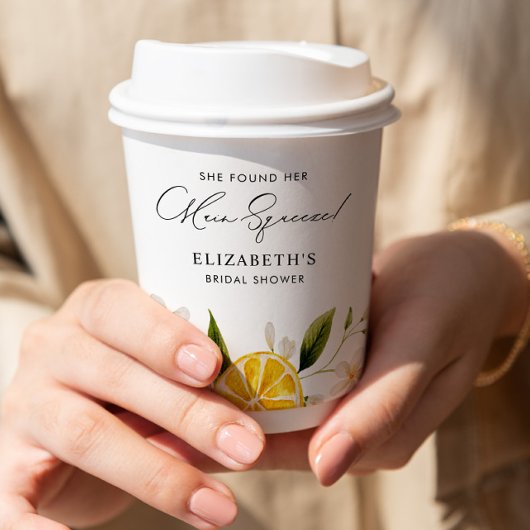 彼女は彼女のメイン絞りレモンブライダルシャワーを見つけた 紙コップ