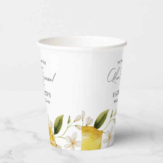 彼女は彼女のメイン絞りレモンブライダルシャワーを見つけた 紙コップ (右)