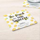 彼女は彼女のメイン絞りレモンブライダルシャワー昼寝を見つけた スクエアペーパーコースター (アングル)