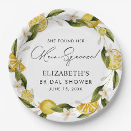 彼女は彼女のメイン絞り柑橘系のブライダルシャワーを見つけた ペーパープレート