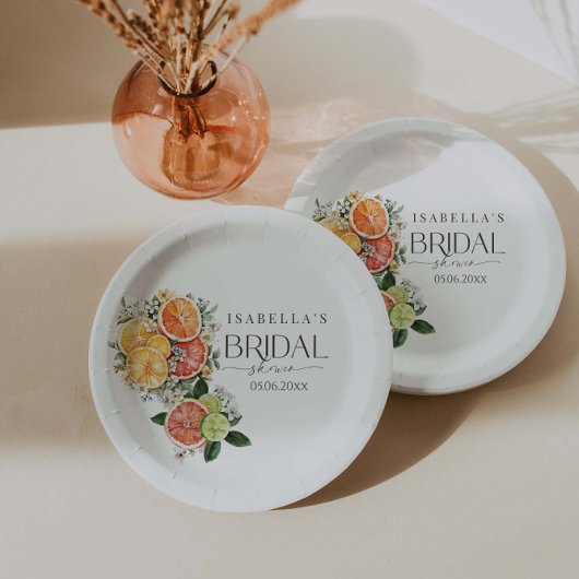 彼女は彼女のメイン絞り柑橘系のブライダルシャワーを見つけた ペーパープレート