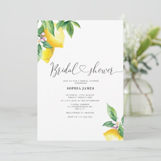 彼女は彼女の主な絞りブライダルシャワーの招待を見つけた 招待状 (スタンド正面)