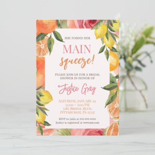 彼女は彼女の主な絞りブライダルシャワーの招待を見つけた 招待状 (スタンド正面)