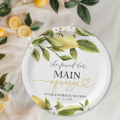 彼女は彼女の主な絞りブライダルシャワーを見つけた ペーパープレート