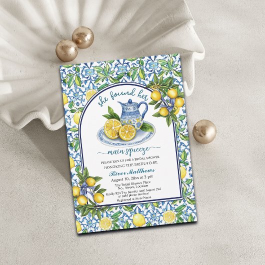 彼女は彼女の主な絞りブライダルシャワーを見つけた 招待状