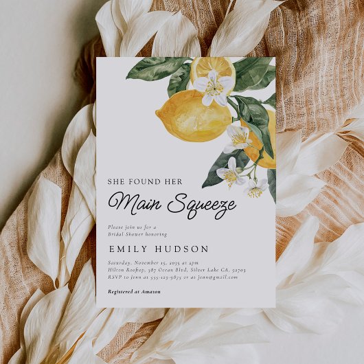 彼女は彼女の主な絞りブライダルシャワーを見つけた 招待状