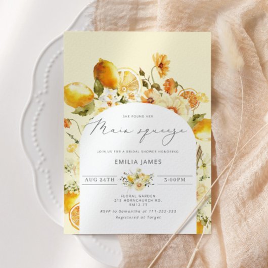 彼女は彼女の主な絞りブライダルシャワーを見つけた 招待状