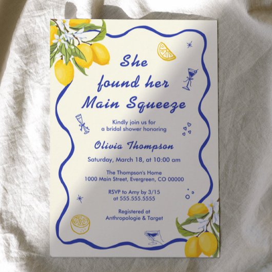 彼女は彼女の主な絞りブライダルシャワーを見つけた 招待状