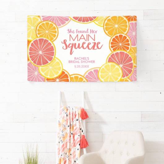 彼女は彼女の主な絞りブライダルシャワーを見つけた 横断幕 (インサイチュ)