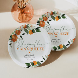 彼女は彼女の主な絞り柑橘系のブライダルシャワーを見つけた ペーパープレート