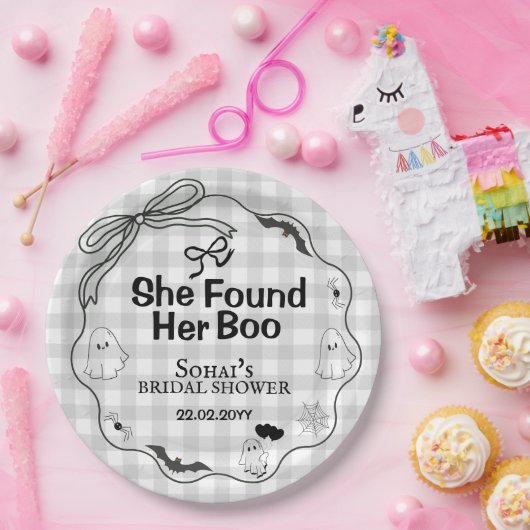 彼女は彼女の完璧なブーブライダルシャワーパーティーを見つけた ペーパープレート (パーティー)