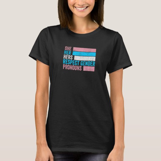 彼女は彼女の尊重ジェンダー代名詞トランスプライド Tシャツ (正面)