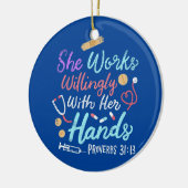 彼女は彼女の手の箴言31 13 セラミックオーナメント (左)