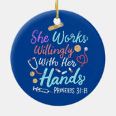 彼女は彼女の手の箴言31 13 セラミックオーナメント (裏面)