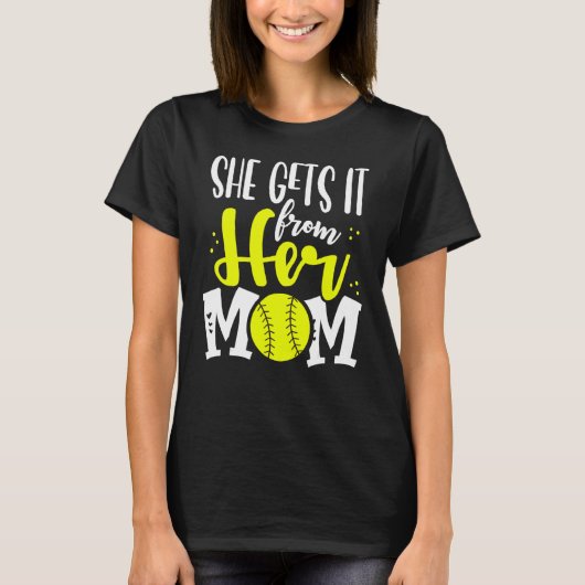 彼女は彼女の母ソフトボールの女の子プレイヤーモスからそれを取得 Tシャツ (正面)