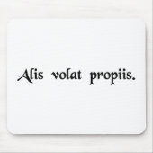 彼女は彼女の自身の翼によって飛びます マウスパッド (正面)