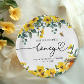 彼女は彼女の蜂蜜のブライダルシャワーを見つけた ペーパープレート