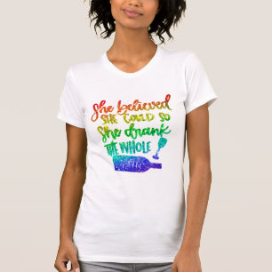 彼女は彼女は信じボトル全体を飲むことができた Tシャツ