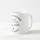 彼女は彼女をできました信じましたが、実際に疲れていました コーヒーマグカップ (正面右)