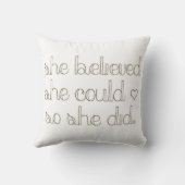 彼女は彼女をできました信じました従って彼女は幸せな枕をしました クッション (裏面)