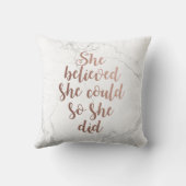 "彼女は彼女をできました信じました従って彼女は"ばら色の金ゴールド クッション (裏面)