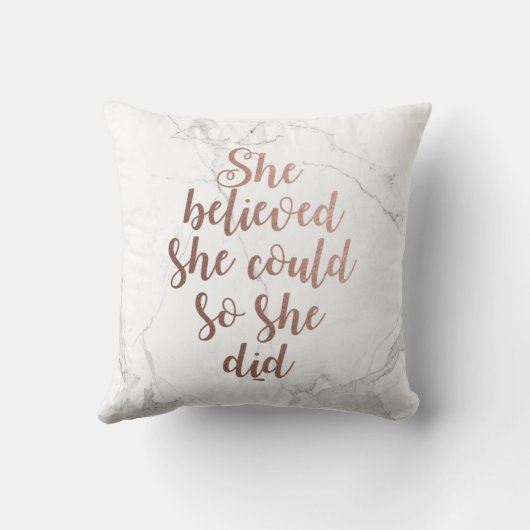 "彼女は彼女をできました信じました従って彼女は"ばら色の金ゴールド クッション (裏面)