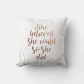 "彼女は彼女をできました信じました従って彼女は"ばら色の金ゴールド クッション (正面)