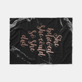 "彼女は彼女をできました信じました従って彼女は"ばら色の金ゴールド フリースブランケット (正面(横))