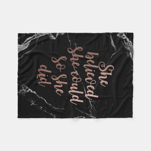 "彼女は彼女をできました信じました従って彼女は"ばら色の金ゴールド フリースブランケット (正面(横))