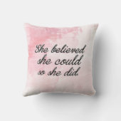 彼女は彼女をできました信じました従って彼女は-水彩画のピンク クッション (裏面)