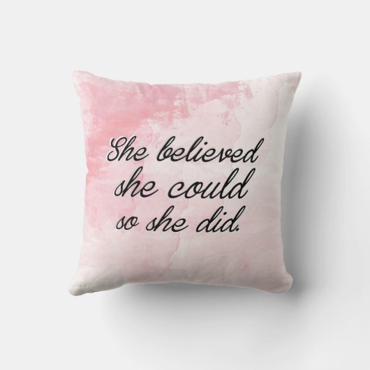 彼女は彼女をできました信じました従って彼女は-水彩画のピンク クッション (裏面)