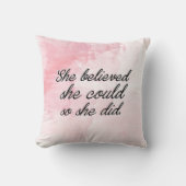 彼女は彼女をできました信じました従って彼女は-水彩画のピンク クッション (正面)