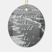 彼女は彼女をできました信じました、従って彼女はしました セラミックオーナメント (左)