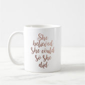 "彼女は彼女をできました従って彼女Didばら色の金ゴールドのマグ信じました コーヒーマグカップ (左)