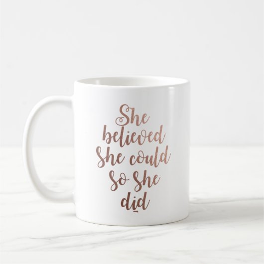"彼女は彼女をできました従って彼女Didばら色の金ゴールドのマグ信じました コーヒーマグカップ (左)