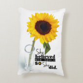 彼女は彼女をできました(ヒマワリ) -枕信じました アクセントクッション (裏面(縦))