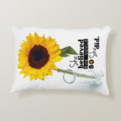 彼女は彼女をできました(ヒマワリ) -枕信じました アクセントクッション (裏面)