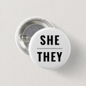 彼女は性代名詞白黒lgbtqプライド 缶バッジ (正面&裏面)